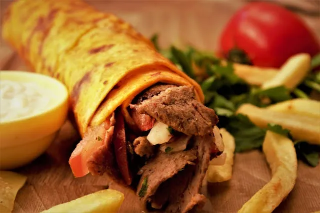 Zdjęcie Rollo kebab co to jest - poznaj wyjątkowe smaki i ogromne porcje