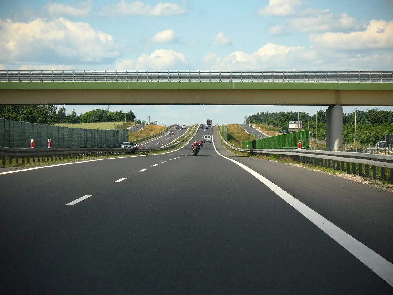 Zdjęcie Ile kosztuje km autostrady w Polsce? Zaskakujące różnice cenowe!
