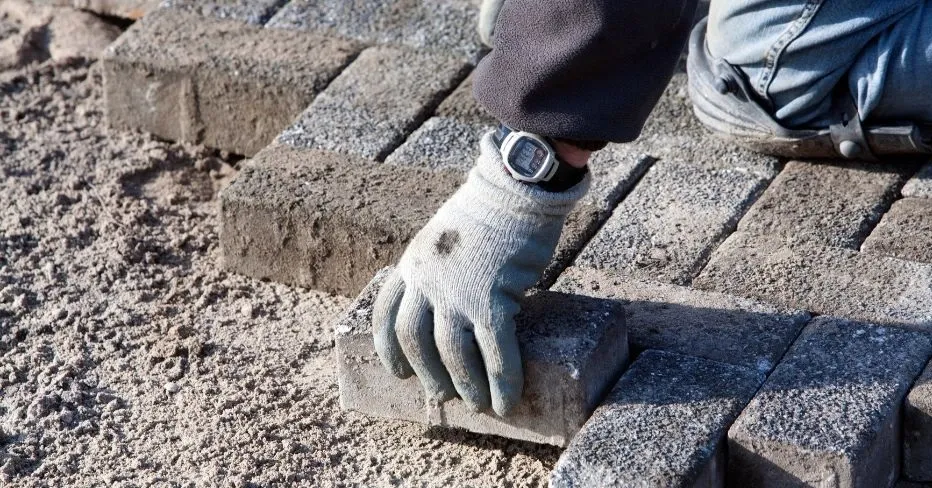 Zdjęcie Ile kosztuje ułożenie kostki brukowej na cmentarzu? Sprawdź ceny i opcje
