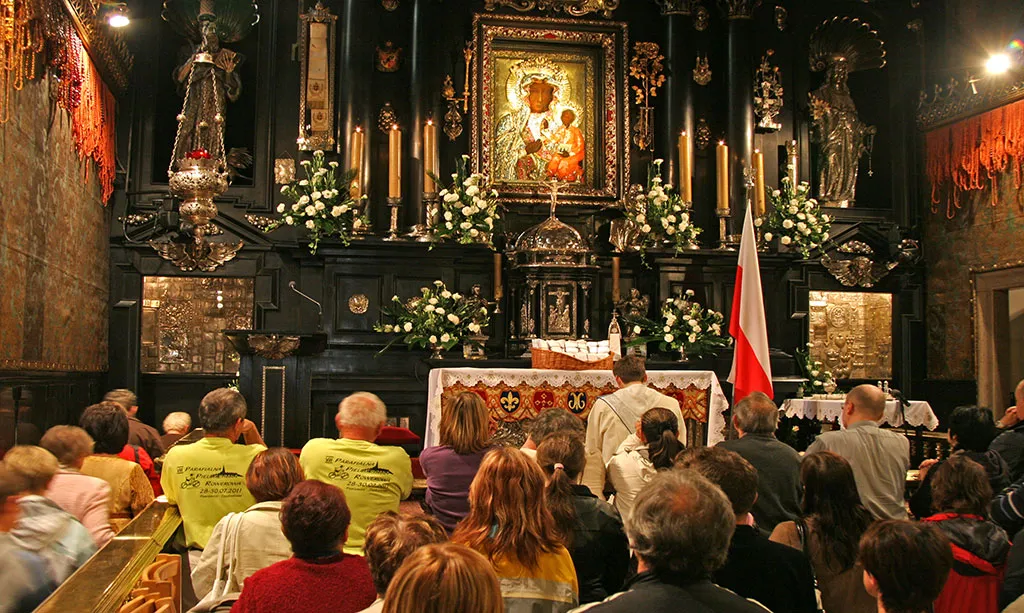 Zdjęcie Czy można wierzyć w Boga i nie chodzić do kościoła? Oto prawda o wierze.