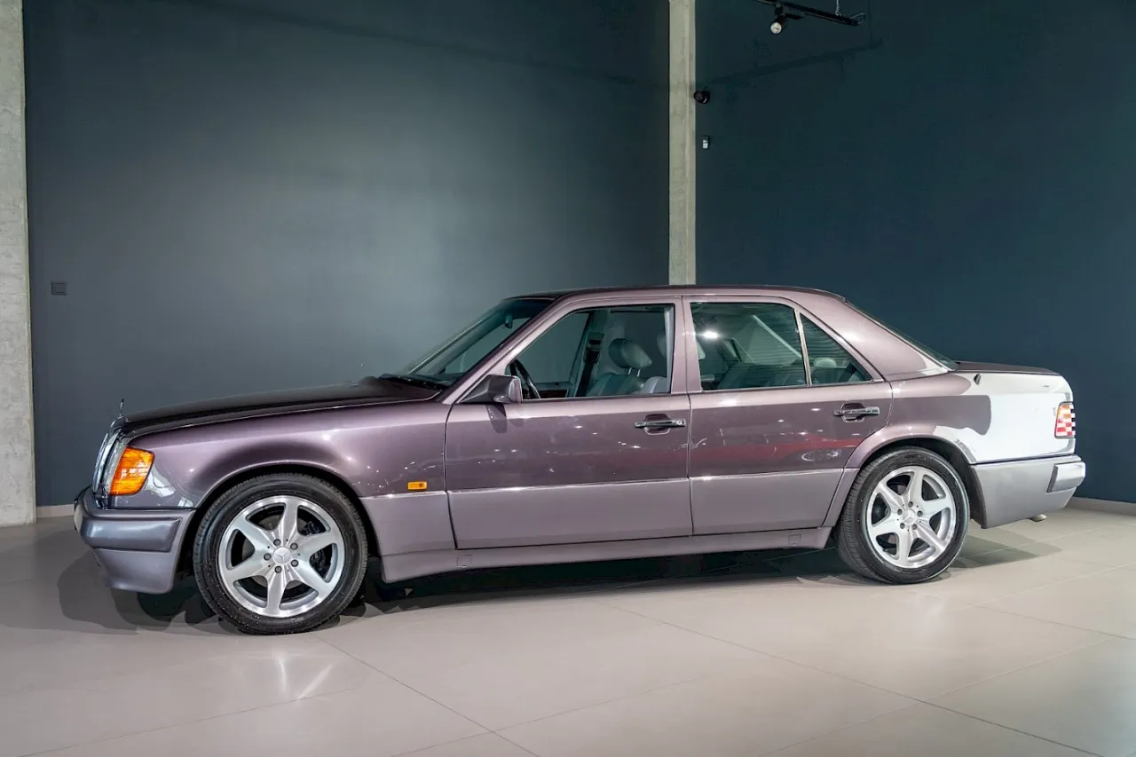 Zdjęcie Mercedes-Benz 500 E: Ikona lat 90. z silnikiem V8 i rzadkością na rynku