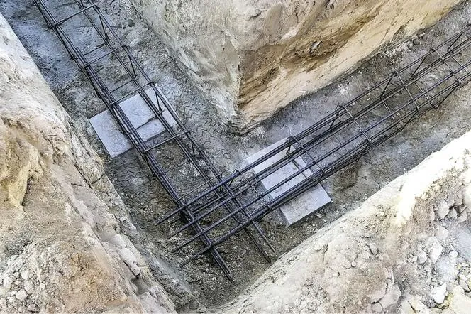 Zdjęcie Jak Wybrać Odpowiedni Drut Zbrojeniowy na Fundament? Kluczowe Rodzaje i Średnice Prętów do Solidnego Fundamentu