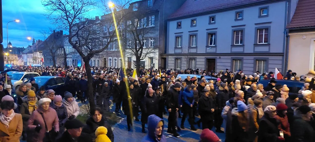 Zdjęcie Kim ja jestem że śmiem bluźnić i narzekać - poznaj głęboki sens wiersza