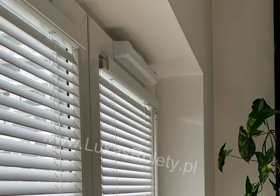 Zdjęcie Jak zamontować roletę na oknie z wywietrznikiem bez utraty wentylacji?