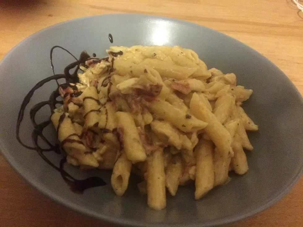 Zdjęcie Szybki przepis na makaron penne z kurczakiem i suszonymi pomidorami