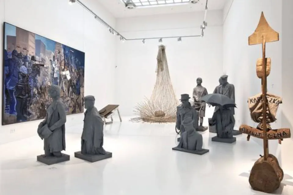 Zdjęcie Pawilonu Czterech Kopuł muzeum sztuki współczesnej – historia i wystawy