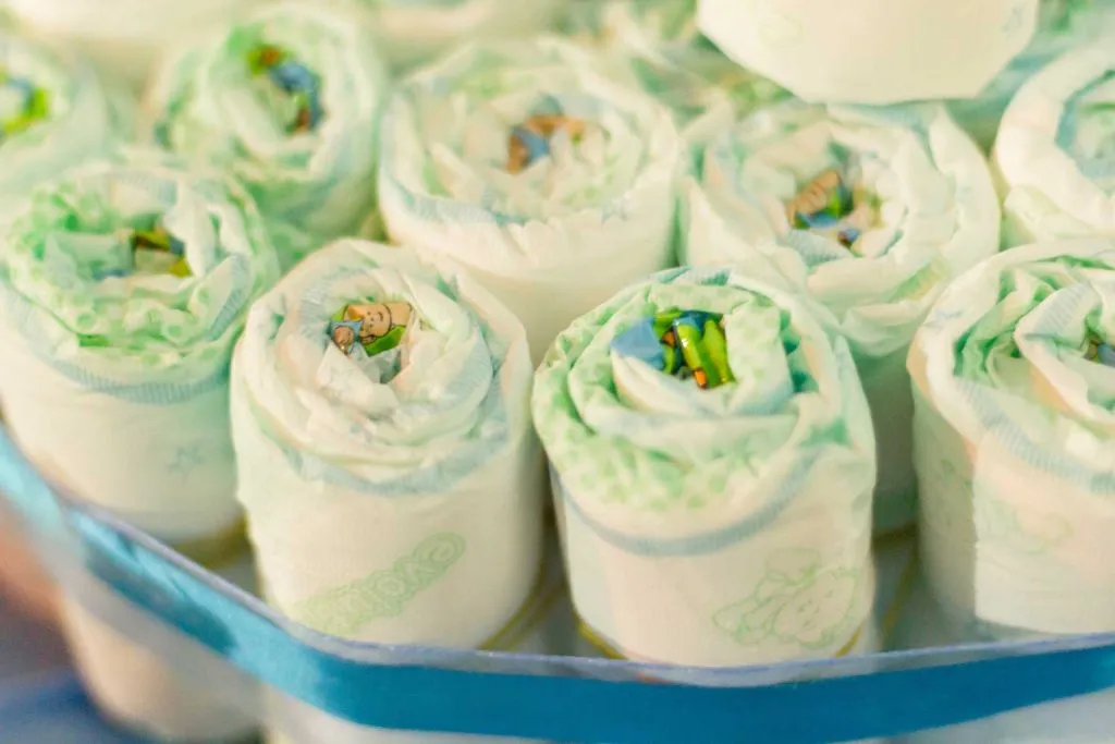 Zdjęcie Tort z pampersów krok po kroku. Magiczny prezent, który zachwyci każdego rodzica!
