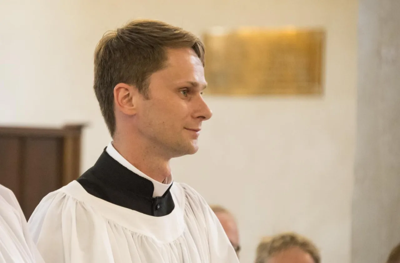 Zdjęcie W jakim kościele jest pastor? Odkryj różnice między wyznaniami