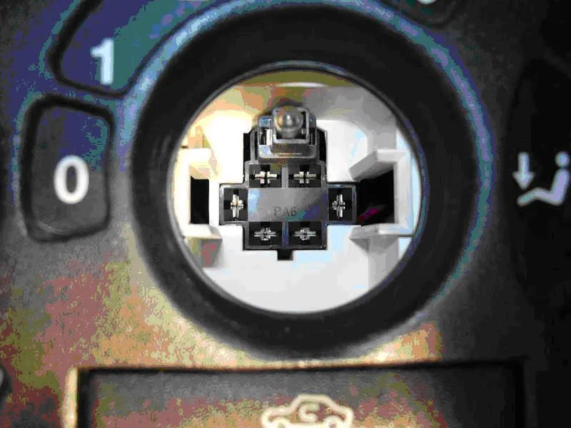 Zdjęcie Jak wymienić żarówki w konsoli Opla Corsa B - proste kroki i porady