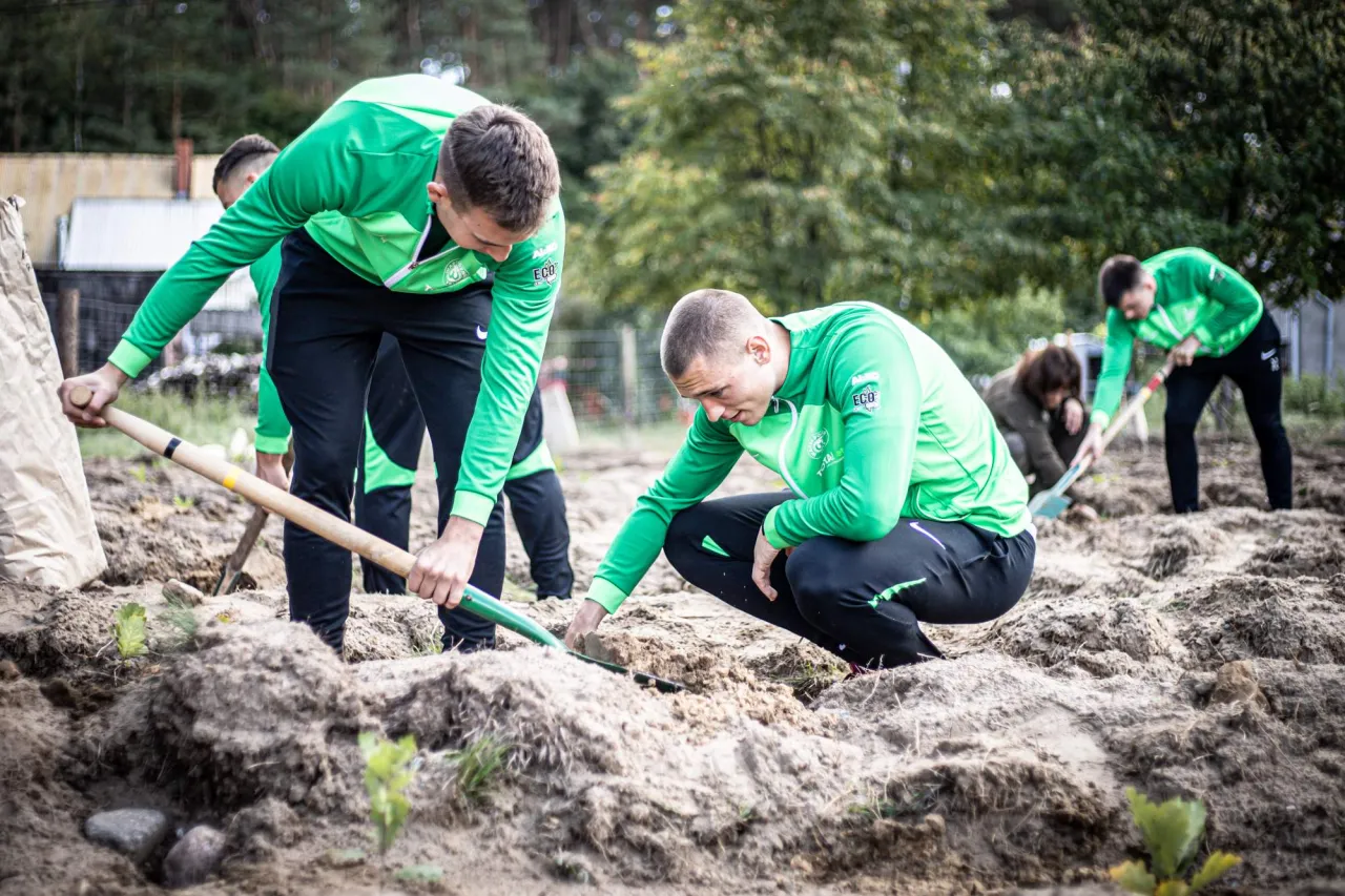 Zdjęcie Zarobki piłkarzy Warty Poznań: prawda o ich wynagrodzeniach i problemach