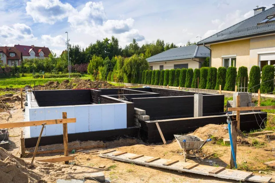 Zdjęcie Czym ocieplić fundament: porównanie najlepszych materiałów izolacyjnych