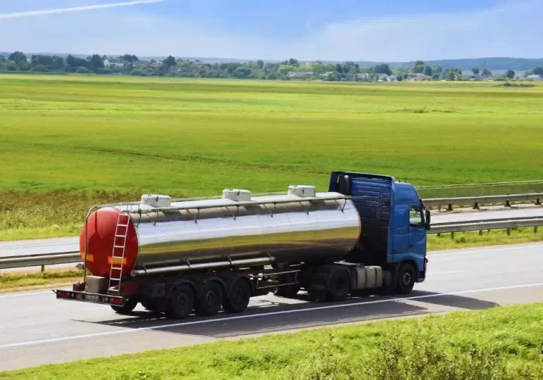 Zdjęcie Izoterma naczepa co to? Kluczowe informacje i zastosowania w transporcie