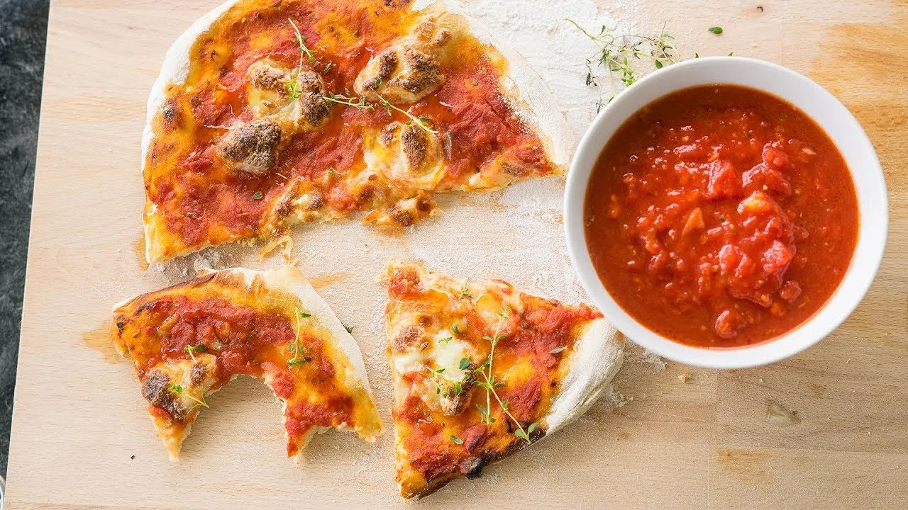 Zdjęcie Czym posmarować spód pizzy, aby uniknąć miękkości i cieszyć się smakiem