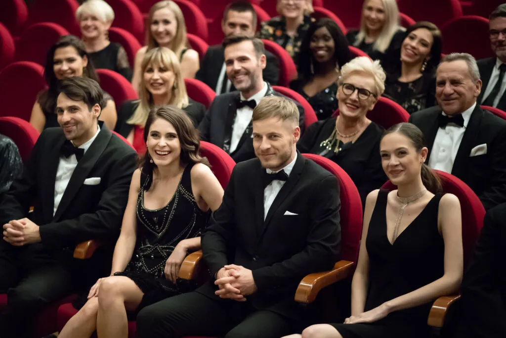 Zdjęcie W co się ubrać do teatru: zasady elegancji i dress code na spektakl