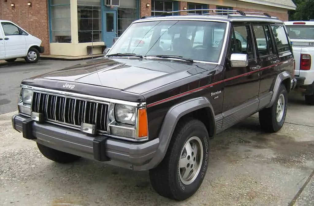 Zdjęcie Gdzie są bezpieczniki Jeep Cherokee i jak uniknąć problemów z elektryką