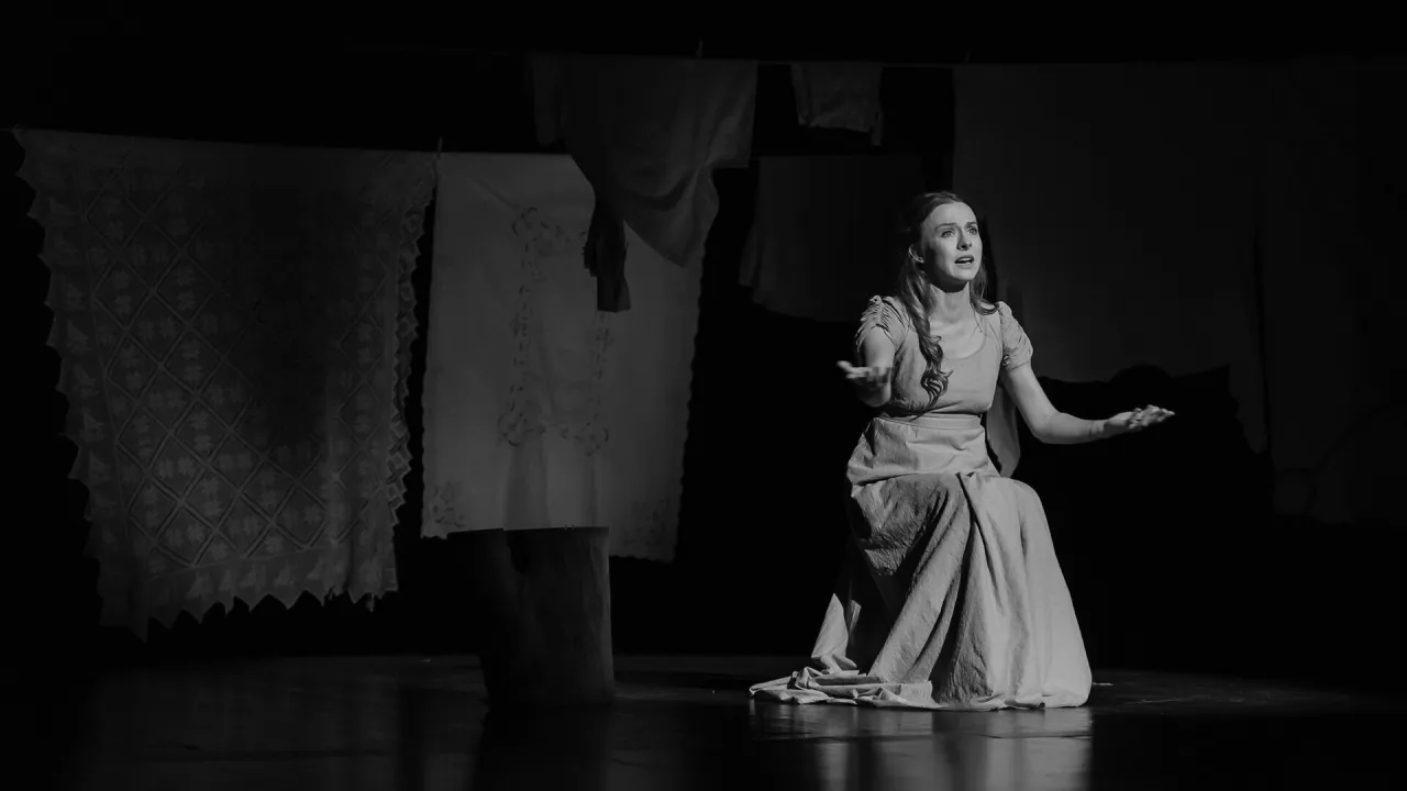Zdjęcie Teatr absurdu co to? Odkryj jego znaczenie i wpływ na sztukę