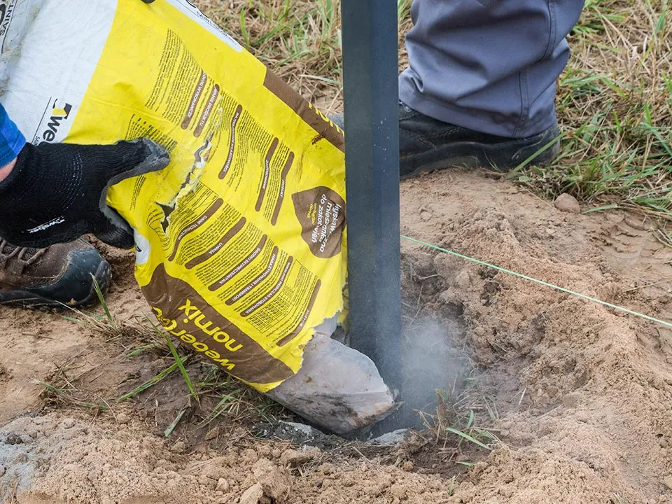 Zdjęcie Jaki cement do słupków ogrodzeniowych zapewni trwałość i stabilność?