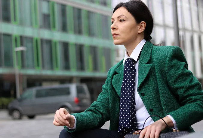 Zdjęcie Jak idealnie dobrać krawat do zielonej sukienki? Proste zasady stylizacji na każdą okazję
