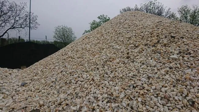 Zdjęcie Ile waży 1m3 żwiru 16 32? Odkryj, jak wilgotność wpływa na wagę