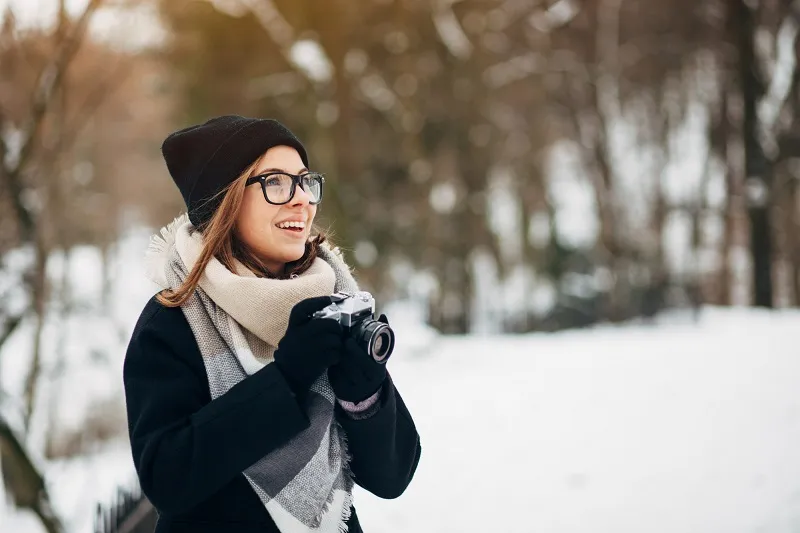 Zdjęcie Jaka czapka do okularów? Kluczowe wskazówki dla komfortowego stylu