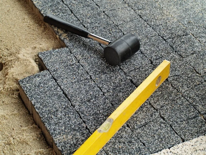 Zdjęcie Ile naprawdę kosztuje ułożenie kostki brukowej z materiałem? Sprawdź ceny i oszczędzaj!