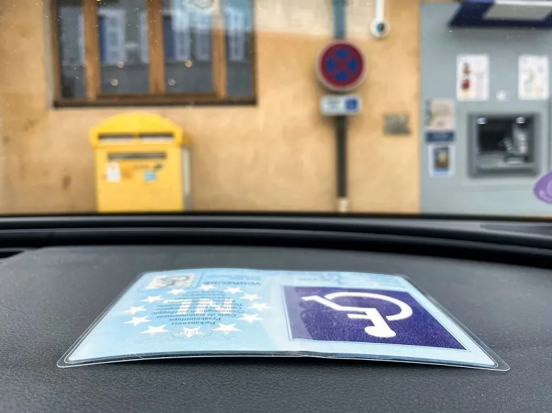 Zdjęcie Jak wygląda karta parkingowa dla niepełnosprawnych – szczegóły i cechy