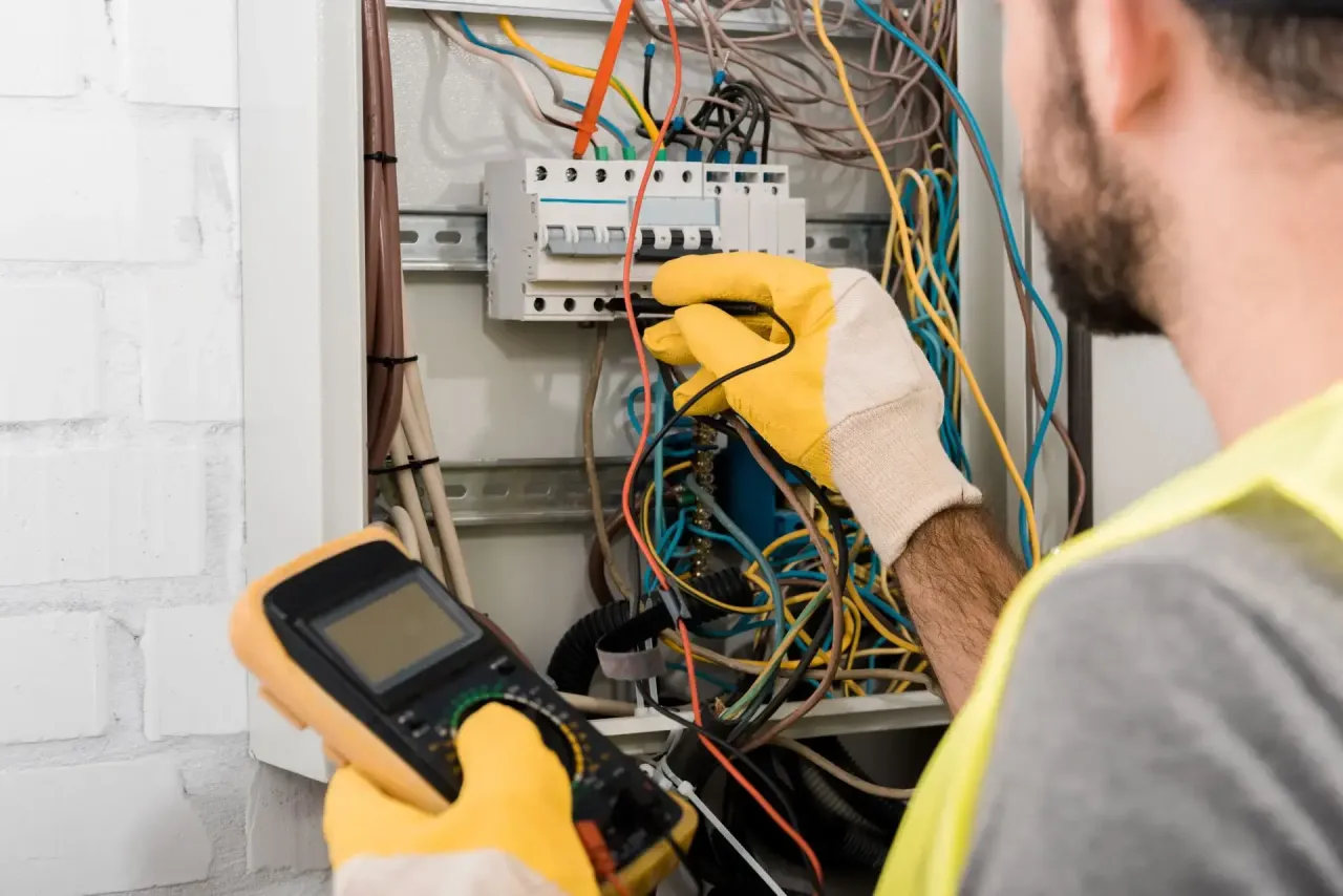 Zdjęcie Podstawy dla elektryka: kompletny zestaw wiedzy na start w zawodzie