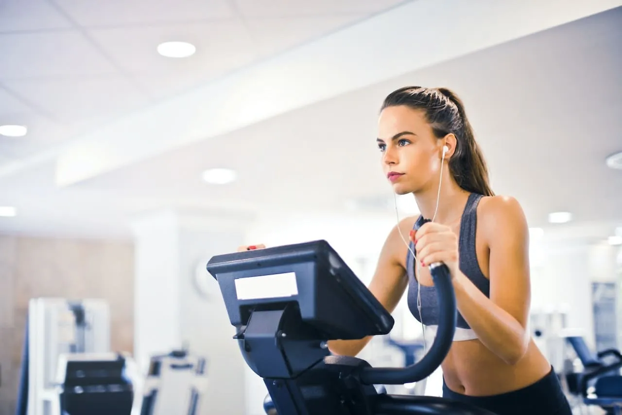 Zdjęcie Na czym polega cardio? Odkryj jego korzyści i skuteczne ćwiczenia