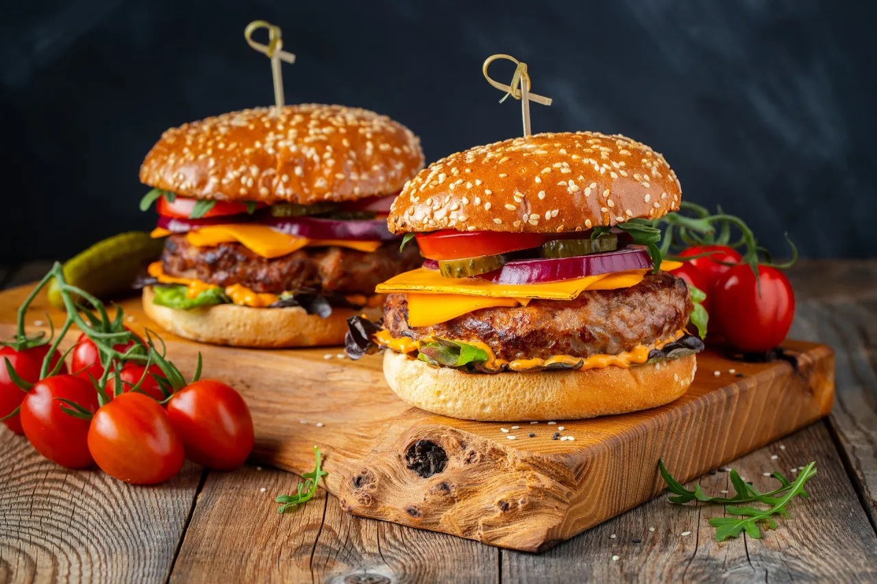 Zdjęcie Jakie mięso na burgery? Odkryj najlepsze rodzaje i triki na soczystość