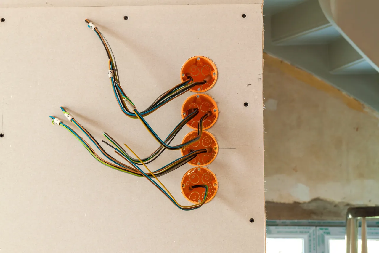 Zdjęcie Jakie przewody elektryczne do domu drewnianego - unikaj błędów w instalacji