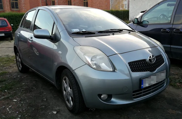 Zdjęcie Toyota Yaris 1.0: Ile oleju do silnika? Poznaj szczegóły wymiany