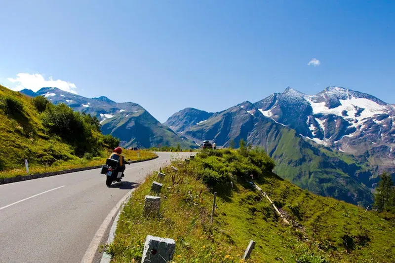 Zdjęcie Najlepsze trasy motocyklowe w Austrii: emocjonujące przejażdżki i widoki
