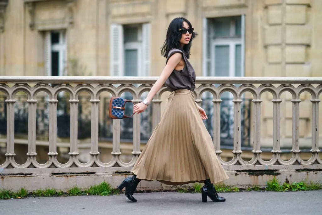 Zdjęcie Stylizacje z beżową plisowaną spódnicą, które zachwycą każdego