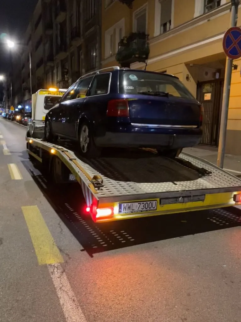 Zdjęcie Jak oznaczyć holowany samochód, aby uniknąć kar i zagrożeń?