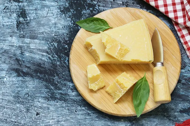 Zdjęcie Skąd pochodzi ser parmezan? Odkryj jego fascynującą historię i regiony produkcji