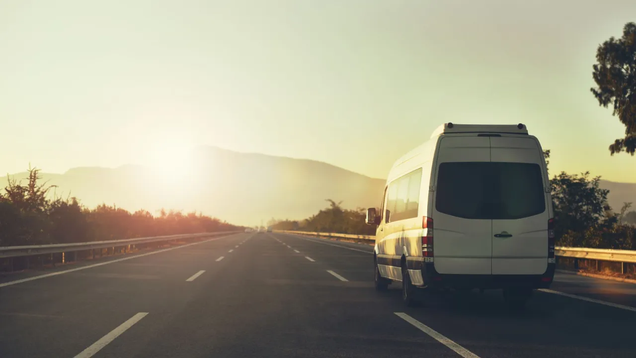 Zdjęcie Czym się różni autobus od autokaru? Odkryj kluczowe różnice
