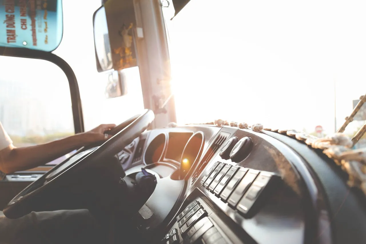 Zdjęcie Ile płaci spedycja za km bus? Odkryj ukryte koszty transportu