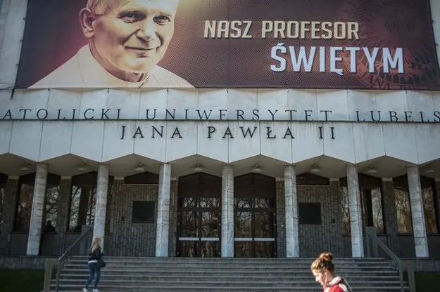 Zdjęcie Jakie było nazwisko polskiego papieża Jana Pawła II i co o nim wiesz?
