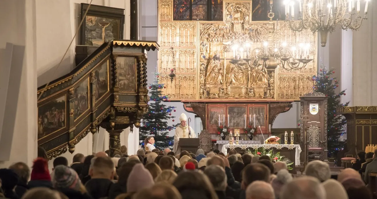 Zdjęcie Czy w Nowy Rok rzeczywiście trzeba iść do kościoła? Oto odpowiedzi.