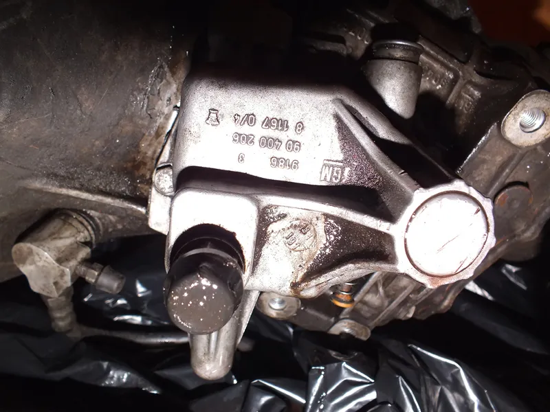 Zdjęcie Gdzie jest numer skrzyni biegów Opel? Znajdź go bez trudu w pojeździe