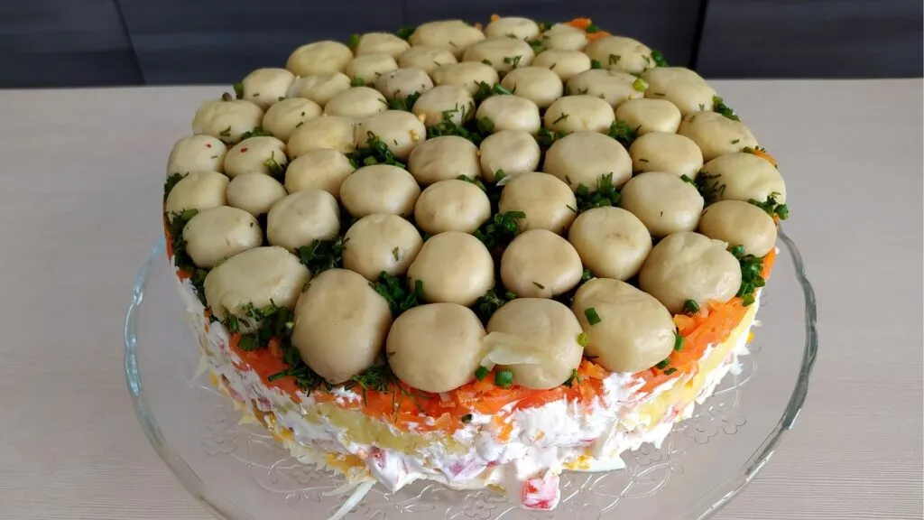 Zdjęcie Jak zrobić efektowną sałatkę jak tort: przepis na udane przyjęcie
