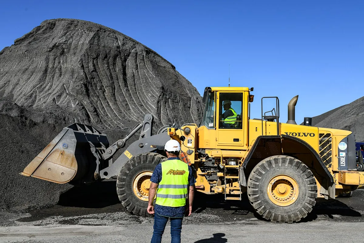Zdjęcie Uprawnienia na koparko ładowarki klasa 1 - co to naprawdę oznacza?