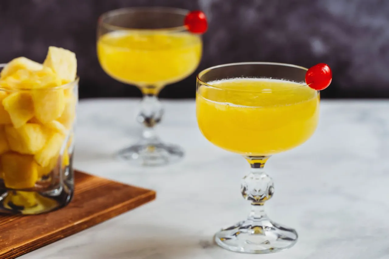 Zdjęcie Jak przygotować idealny flirtini drink – przepisy i sekrety smaku