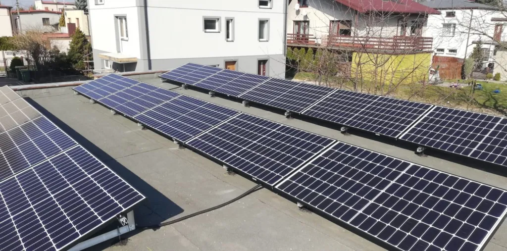 Zdjęcie Montaż paneli fotowoltaicznych na papie: skuteczne metody i wskazówki