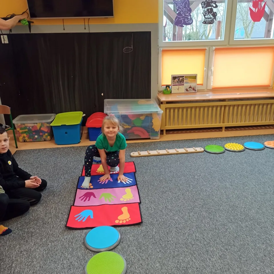 Zdjęcie Sensoryczny tor przeszkód w domu – kreatywne pomysły na zabawę dla dzieci