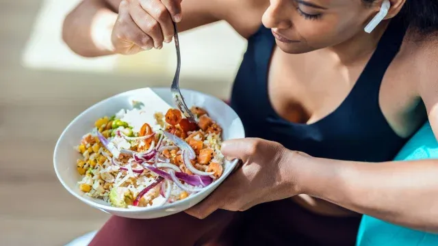 Zdjęcie Ile kalorii trzeba zjeść, żeby przytyć 1 kg w zdrowy sposób?