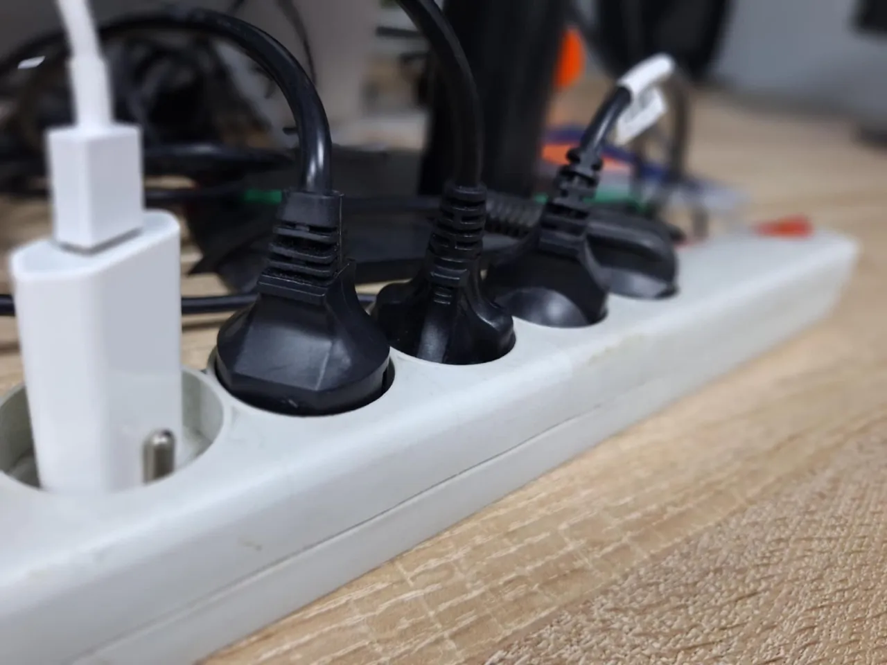Zdjęcie Jak podłączyć przedłużacz bezpiecznie i uniknąć zagrożeń elektrycznych