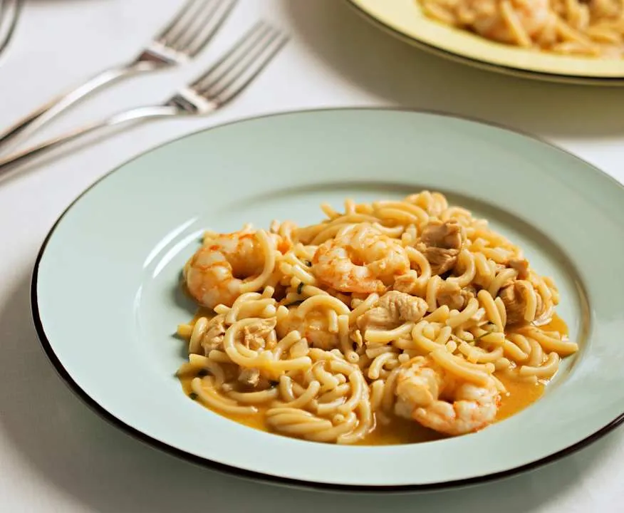 Zdjęcie Fideuá de pollo y gambas: receta fácil que no puedes perderte