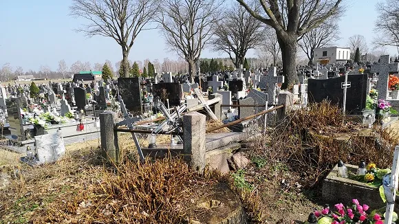 Zdjęcie Dlaczego na cmentarzu nie śmierdzi? Odkryj tajemnice pochówku