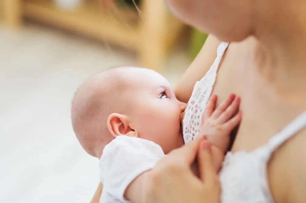Zdjęcie Ile powinno jeść miesięczne niemowlę karmione piersią? Praktyczne porady dla rodziców